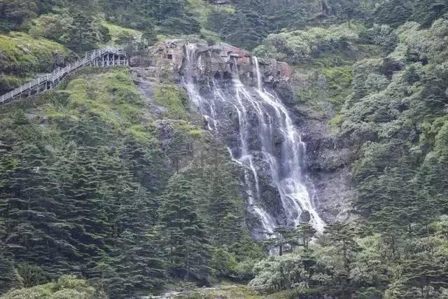 鹤壁丰鹤发电有限责任公司“廉政套餐”涵养节日清风正气